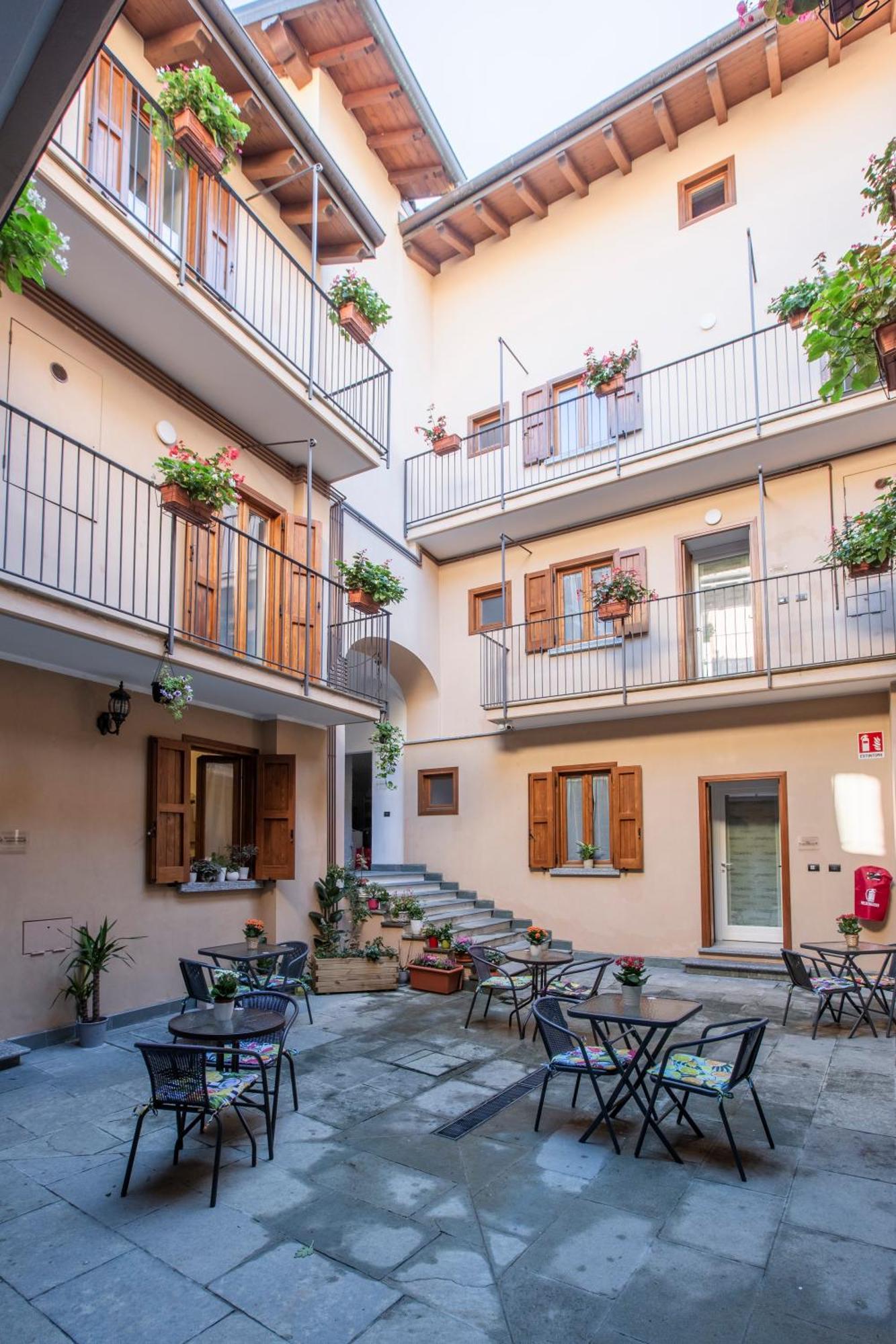 La Casa Del Sarto - Rooms And Apartments Lecco Exteriör bild